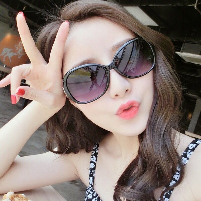 Street Fashion Photo - New Fashion Oval Sunglasses Trend Large